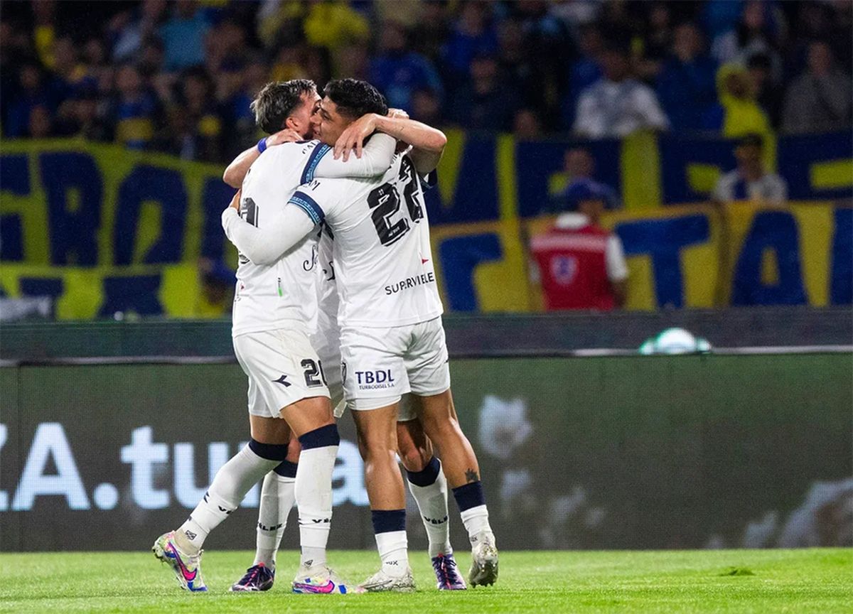 Aquino y Pizzini festejan uno de los goles de Velez, que venció a Boca por 4-3 en el Kempes y es finalisa de la Copa Argentina