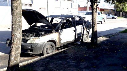 Una discusión terminó con un auto incendiado: dos personas demoradas