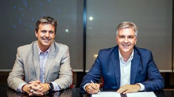 El gobernador Llaryora firma el proyecto que ya está en la Legislatura, junto al ministro Sibilla.