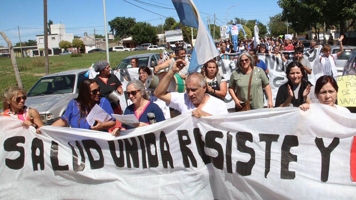 Los trabajadores volvieron a marchar ayer por los alrededores del Hospital. Foto: Matías Tambone