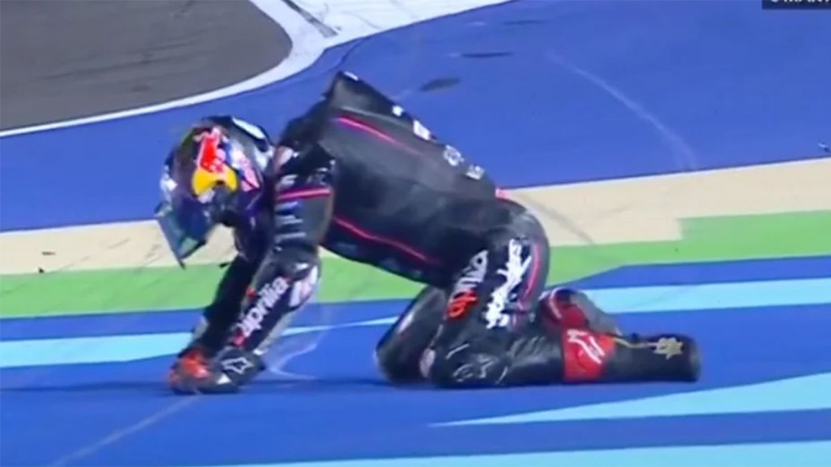 Jorge Martín, incapaz de levantarse tras el impacto con Fabio Di Giannatonio en Qatar