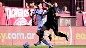 Agustín Cardozo encara ante la marca del defensor Damián Fernández en el triunfo del local. Agustín Cardozo encara ante la marca del defensor Damián Fernández en el triunfo del local.