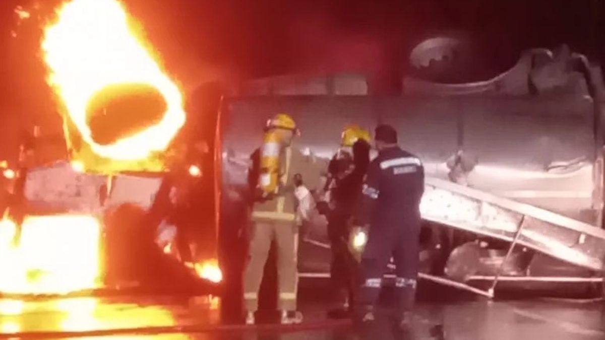 Se incendió un camión lechero. Foto Gentileza: Ser Fm Carnerillo.