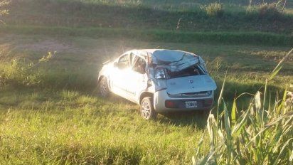 Esquivó un bache y volcó en ruta 30: sufrió heridas leves