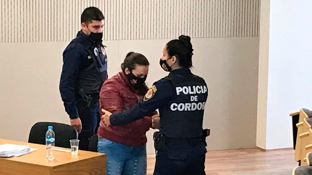 Valeria Olmedo llegó esposada a los tribunales riocuartenses y regresó a su casa en libertad.