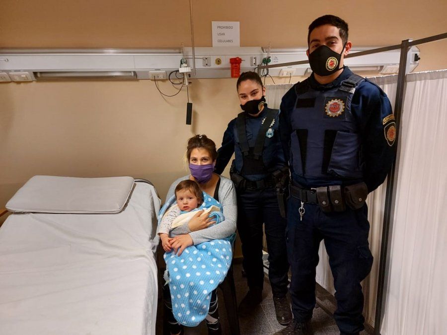 Policías salvan a bebé que se broncoaspiró