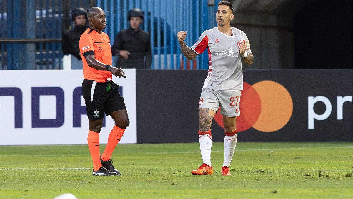 Javier Correa de EStudaintes festeja su gol a Huchipato de Chile, que empató por la Copa Libertadores