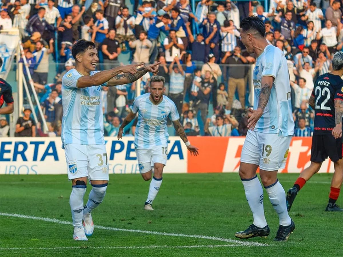 Marcelo Estigarribia y Mateo Coronel celebran el 2 a 0 de Atlético Tucumán para ganarle a Estudiantes de La Plata