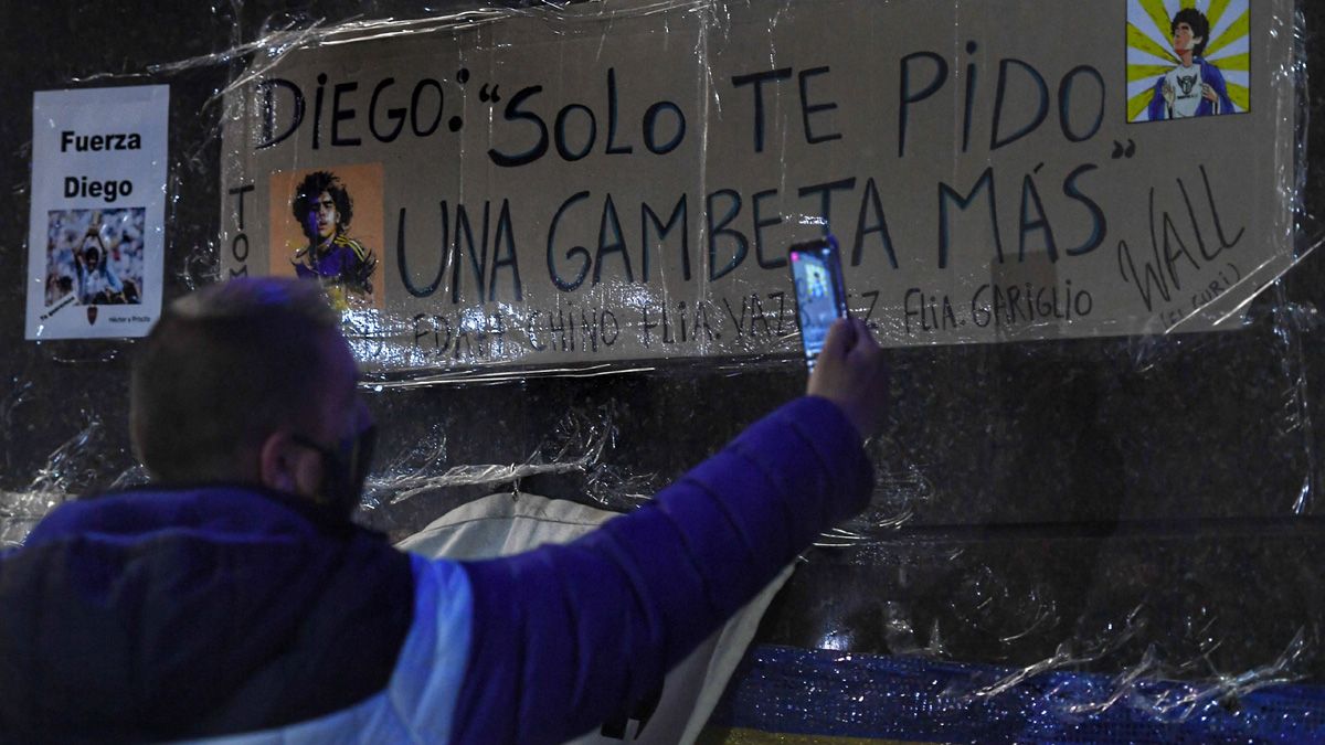 Maradona recibió el aliento de los hinchas en las puertas de la clínica.