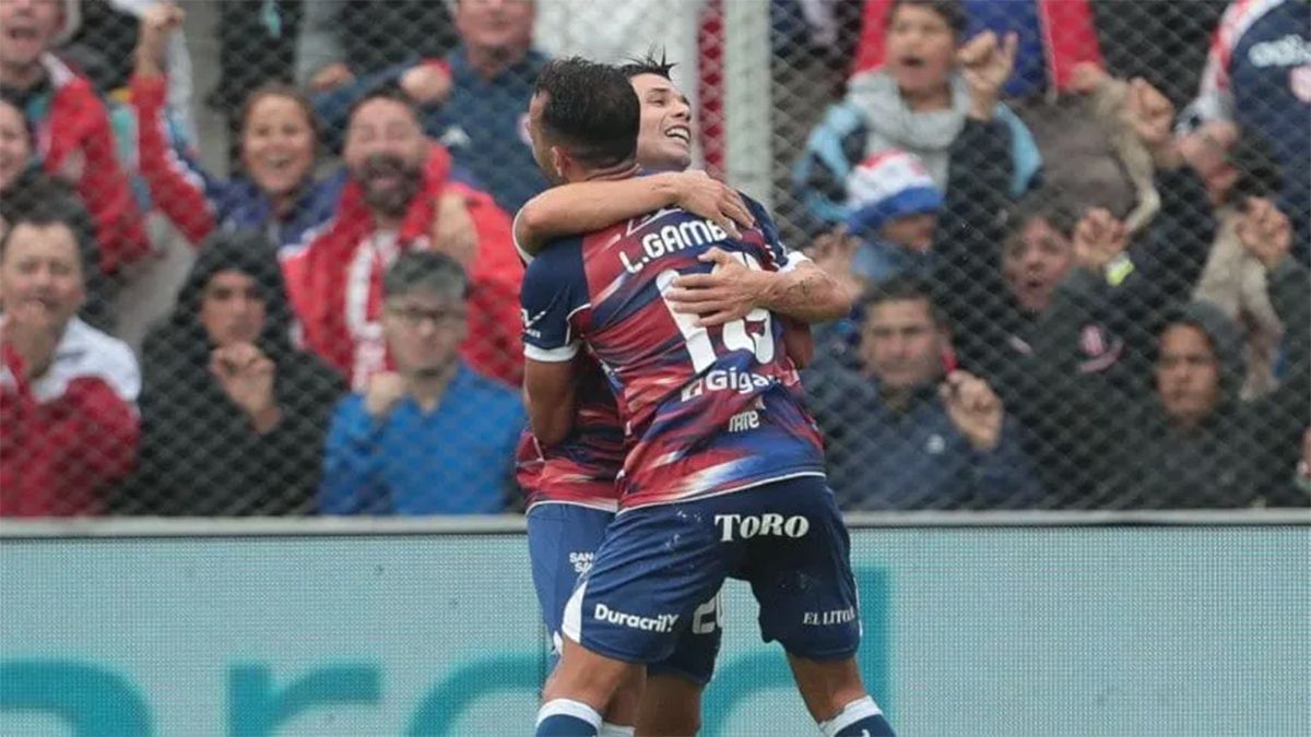 El autor del gol, Lucas Gamba, festejando con quien lo asistió, Julián Palacios