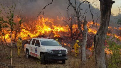 El fuego avanza hacia Las Albahacas: más de 100 bomberos y dos aviones trabajan en el lugar