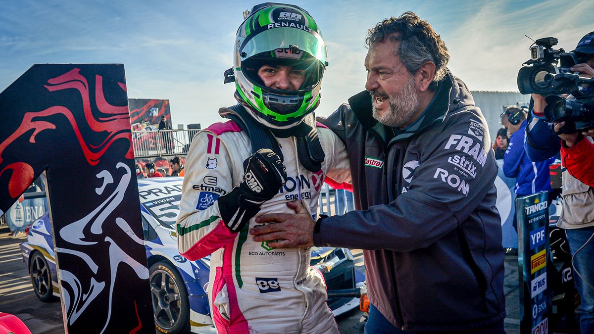 El abrazo don su papá Fernando luego de lograr el segundo triunfo en el TC 2000