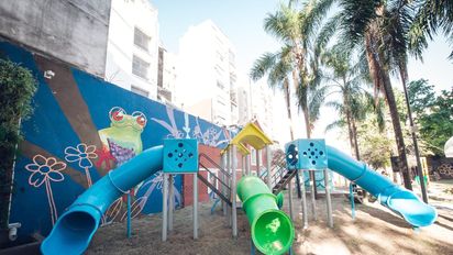 Passerini inauguró la primera plaza de Córdoba con un jardín vertical inteligente