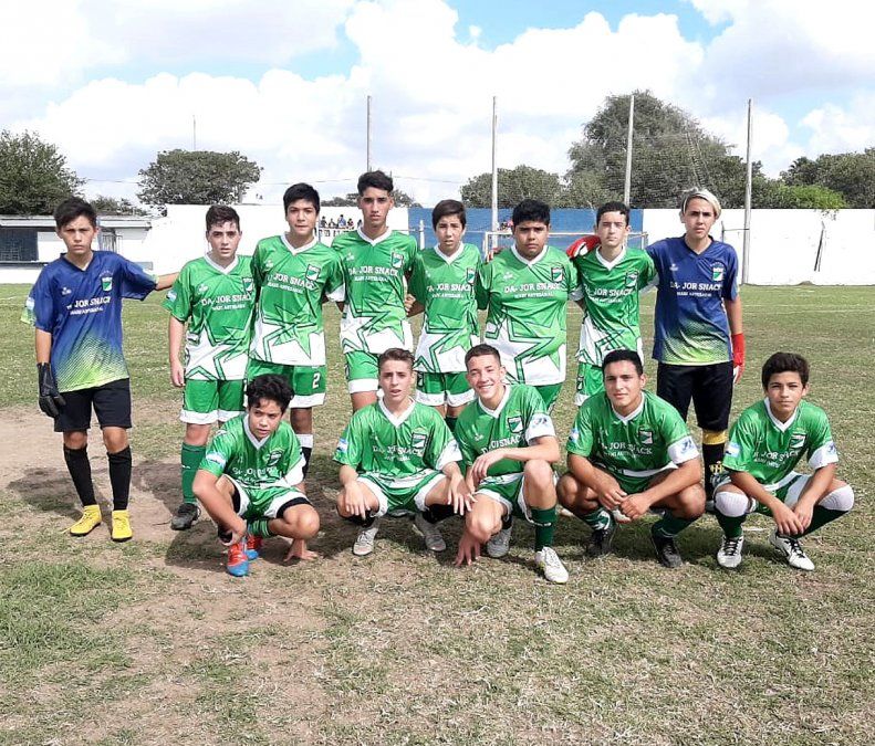 El elenco de la sexta división de Rivadavia de Arroyo Cabral. Hoy recibe a Sportivo Playosa.