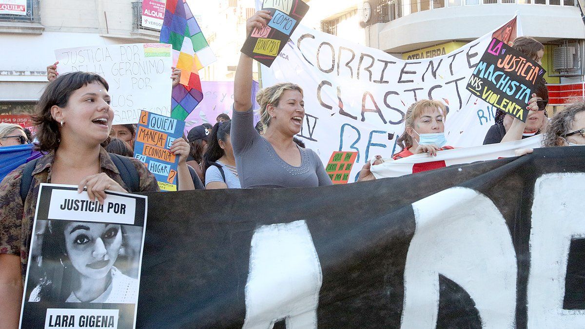 En la movilización recordaron a las víctimas de femicidios en la ciudad.