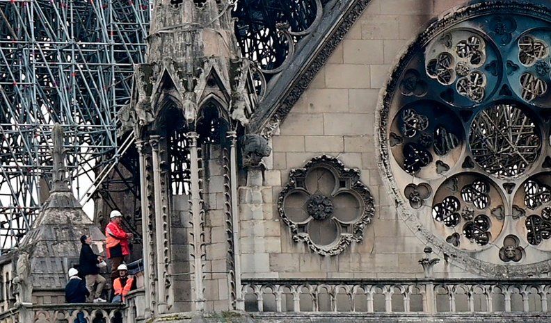 Especialistas realizan un relevamiento de los daños.