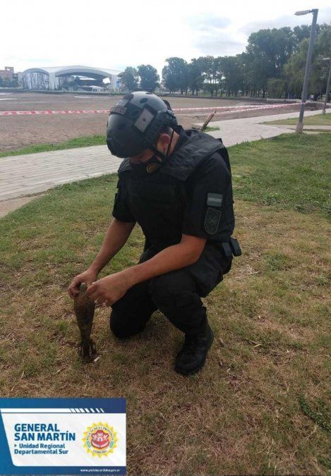 Personal policial y el artefacto explosivo en mano. De fondo