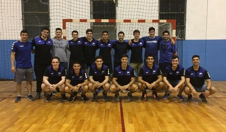 Jugadores del plantel de Funder Villa María, vencedor sobre Sportivo Laguna Larga y  nuevo integrante del círculo superior del handball cordobés.