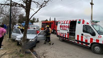 Accidente frente al cementerio: jubilada perdió el control de su auto e impactó contra un árbol