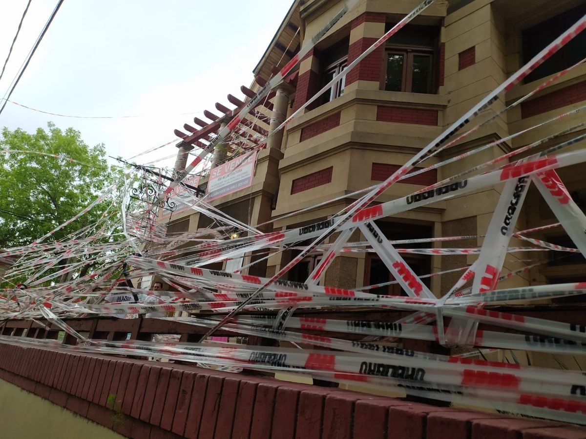 El edificio fue intervenido artísticamente con cintas de peligro.