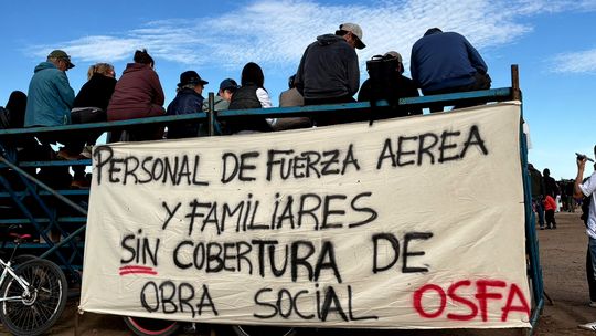 Afiliados a Osfa reclamando durante la llegada de los F-16.