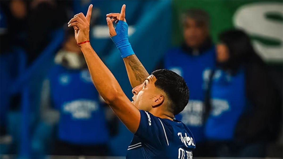 Marcelo Torres festeja su gol, de penal, que le dio el triunfo a Gimnasia por 1 a 0 a Vélez y clasificó a cuartos de final del Apertura