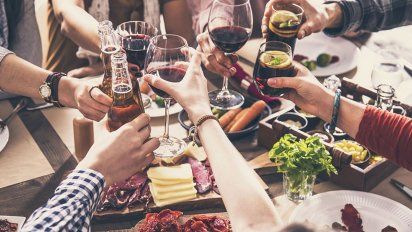 Autorizan reuniones familiares este domingo en la provincia, en localidades sin restriciones