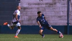 Nacho Castro maneja la pelota durante el partido que jugaron el domingo.&nbsp;