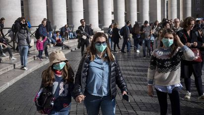 Tras un nuevo récord de casos, Italia decreta la vacuna obligatoria a mayores de 50 años