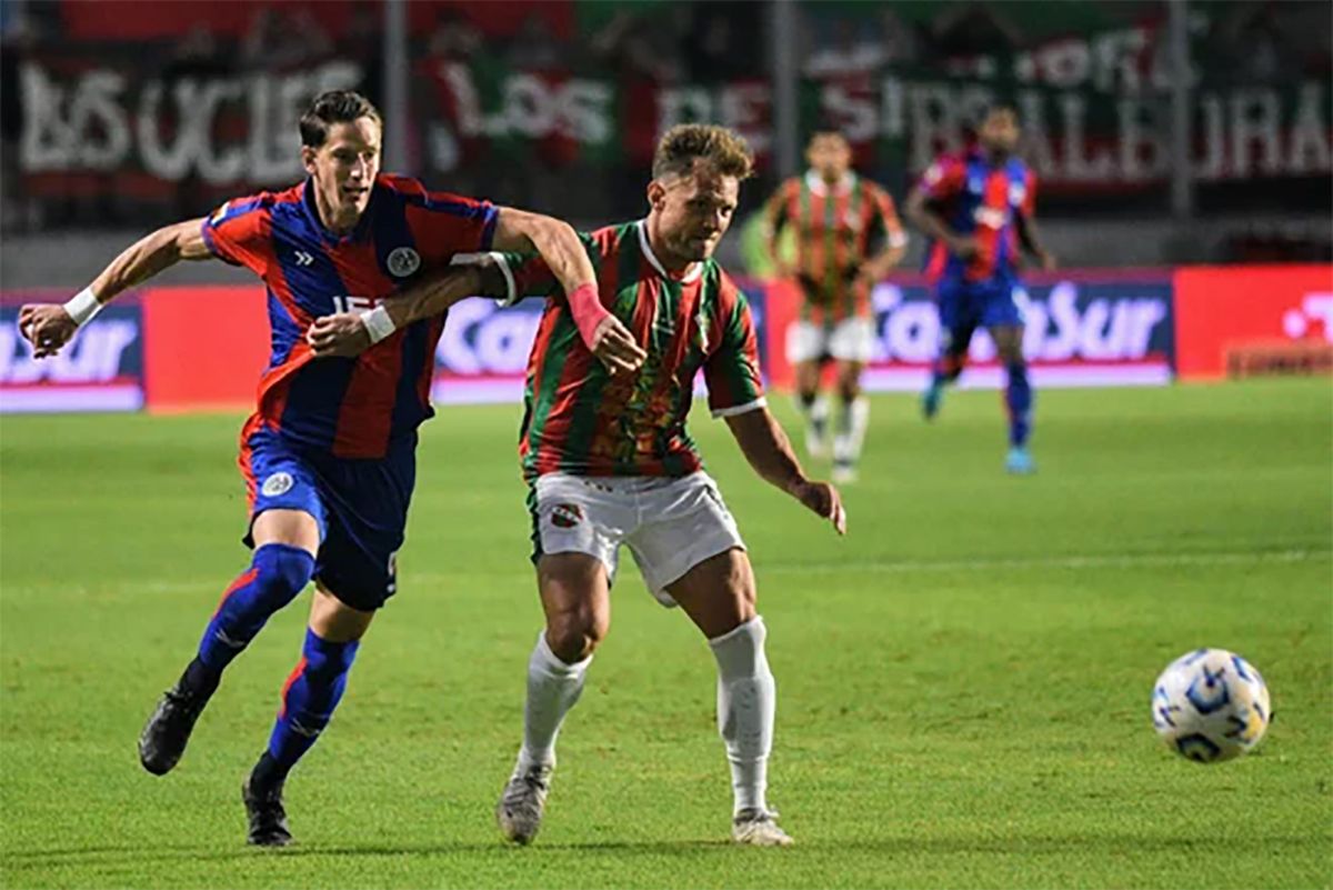 El delantero de San Lorenzo Andrés Vombergar disputa la pelota con el defensor Sebastián Hernández.