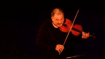 Hablando con su violín