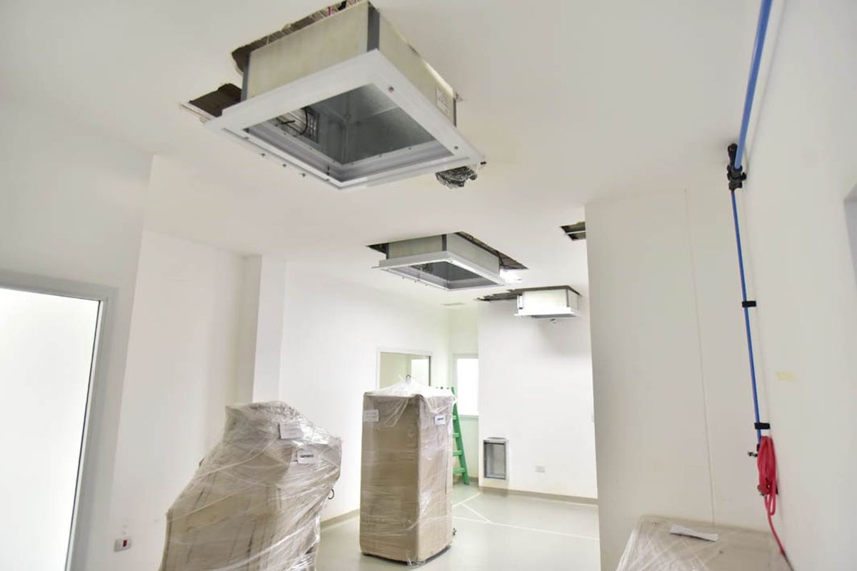 Ya fueron colocadas las cajas de Unidad de Tratamiento del Aire en el Laboratorio.