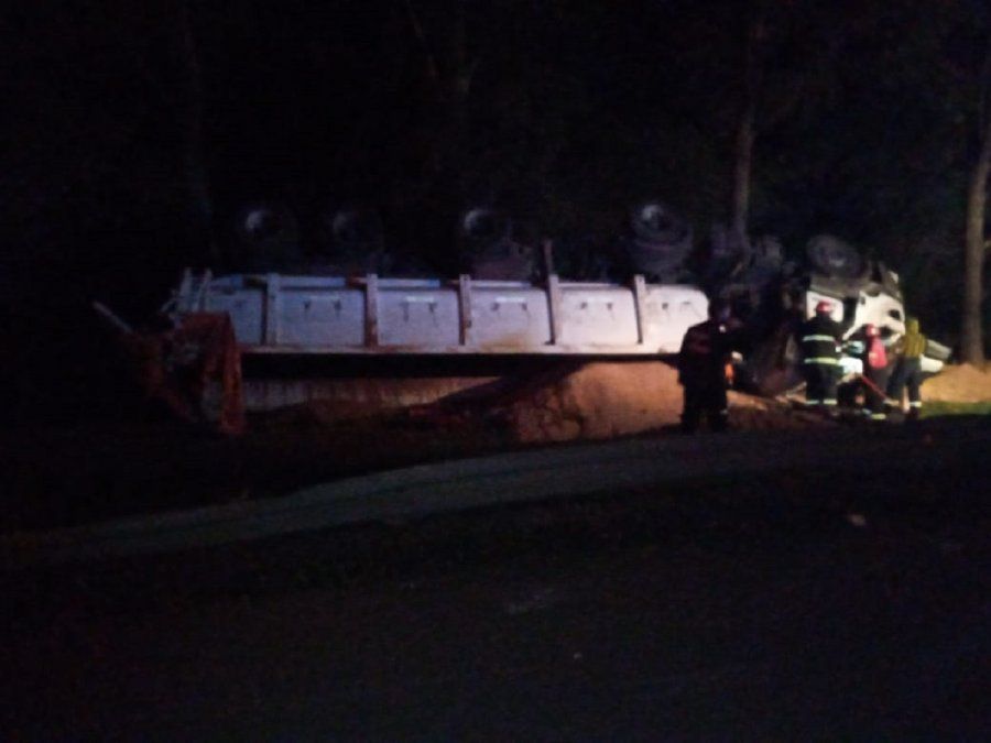 Volcó un camión en el ingreso a Las Perdices: el conductor está fuera de peligro