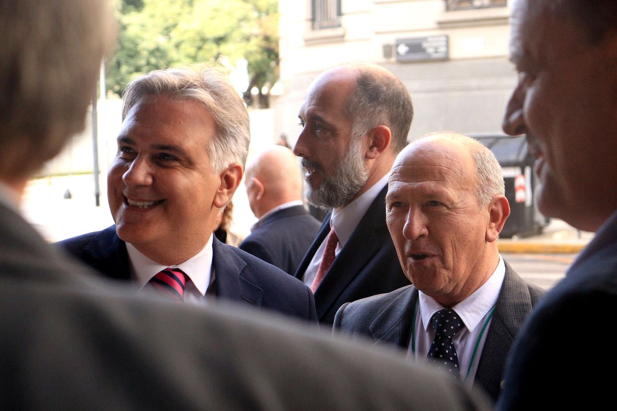 El gobernador Llaryora junto al presidente de CRA, Carlos Castagnani, antes de ingresar a la Bolsa de Cereales de Buenos Aires,&nbsp; donde se celebró el Jonagro 2025.