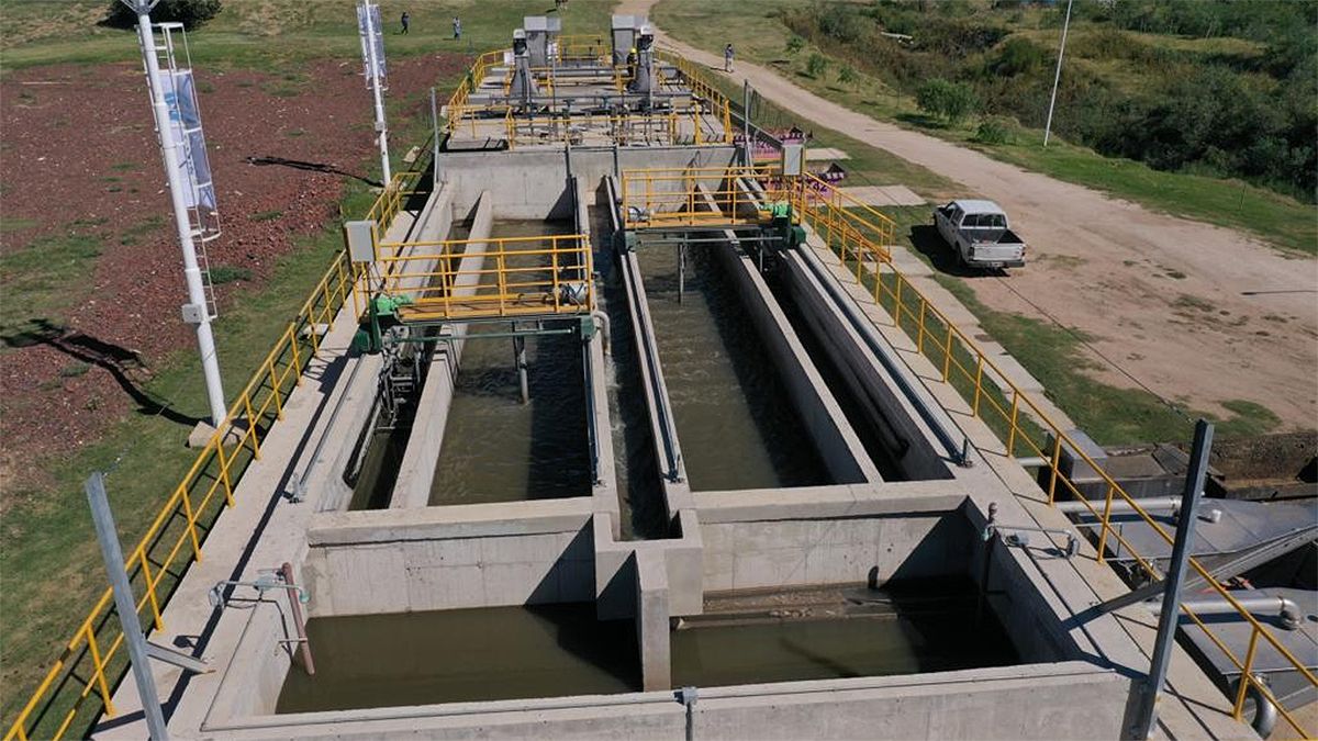 Imágenes de la visita del gobernador Schiaretti a la planta cloacal local.