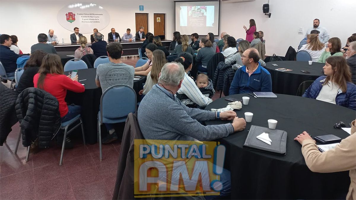 El encuentro, que tiene lugar entre las 11 y las 14 de este jueves en el SUM del Centro Cívico, es encabezado por Germán Tenedini, director general de Control de Industria Alimenticia.
