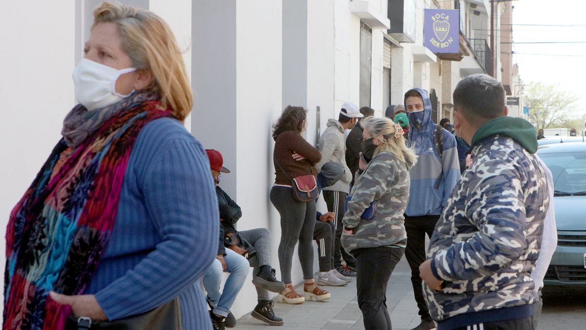 Luego de la fase 1 por contagios de coronavirus, hubo largas filas en los bancos