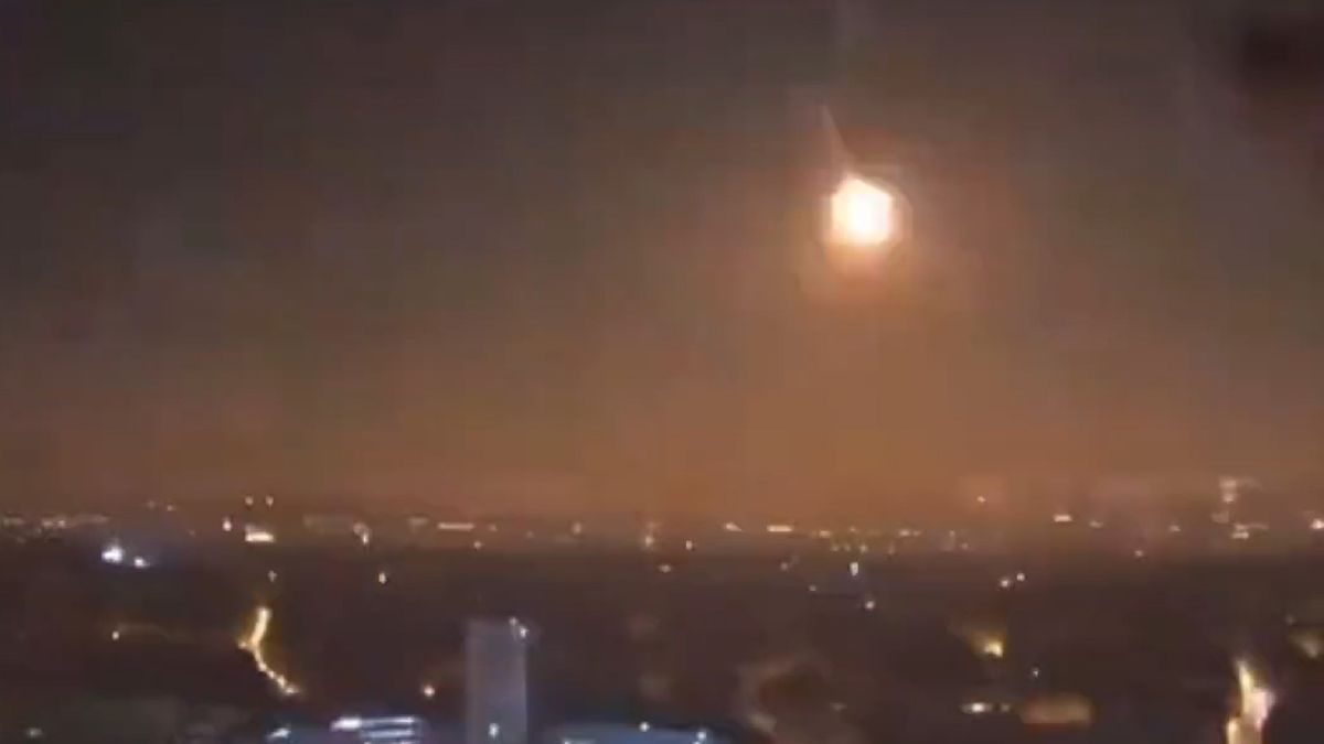 {altText(<p> Francia: Una estudiante halló un fragmento del pequeño
meteorito que sobrevoló el país europeo el lunes pasado en Normandía, donde se
desintegró tras entrar en la atmósfera y los primeros análisis confirmaron que
se trata de un fragmento del asteroide bautizado #Sar2667, informó la Sociedad
Astronómica de Francia (SAF).</p>,Imágenes internacionales de la semana)}