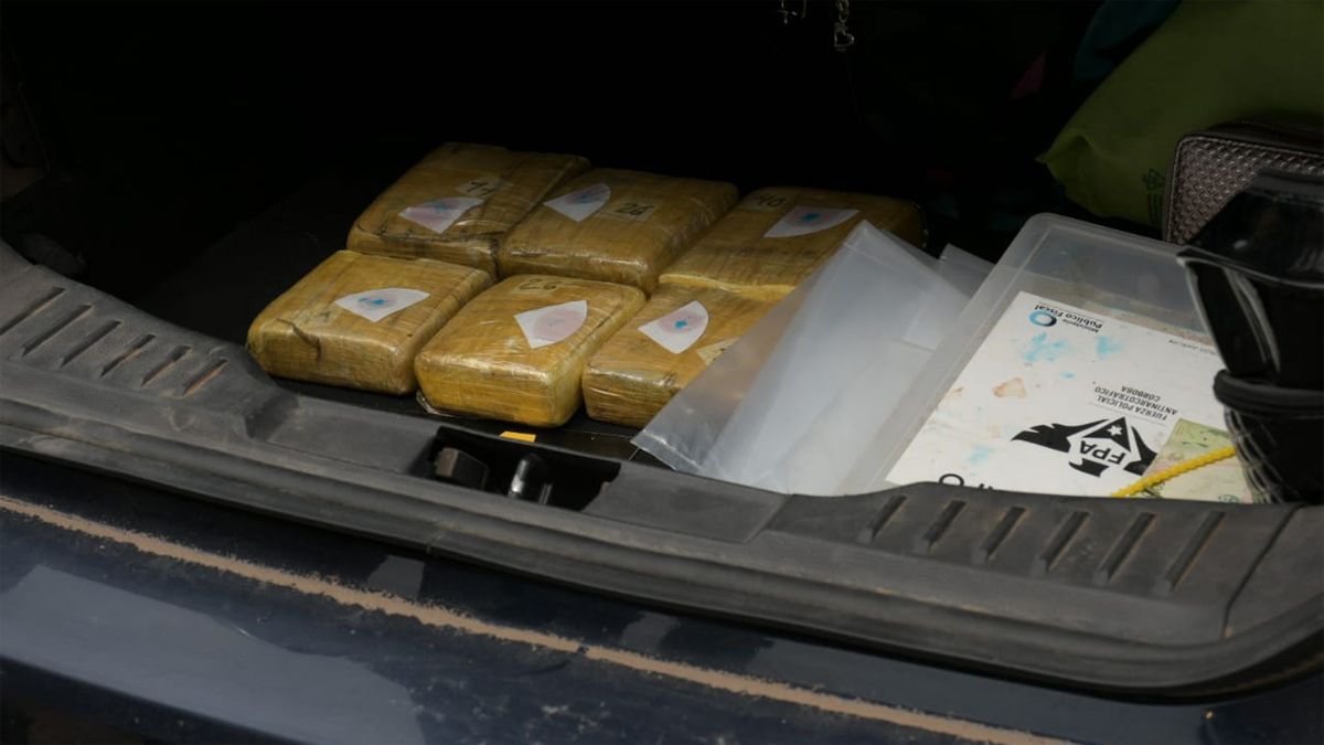 En el vehículo hallaron seis paquetes con cocaína.