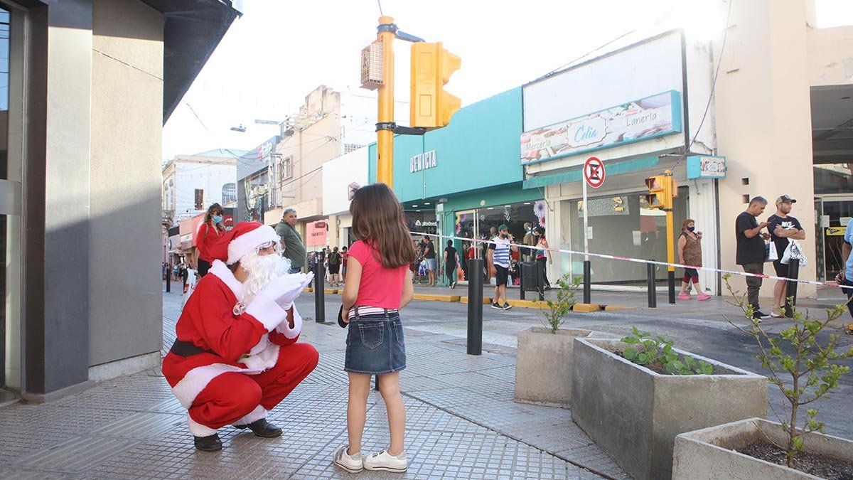 Todo el espíritu navideño en las peatonales del centro de la ciudad.