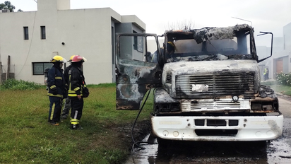 Camión incendiado en Las Lilas