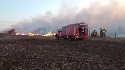 Bomberos combaten tres frentes de incendio en la zona