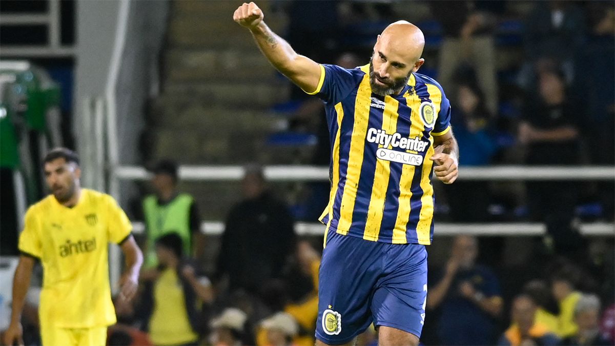 Carlos Quintana festeja su gol con el que Rosario Central le ganó a Peñarol de Montevideo por la Copa Libertadores