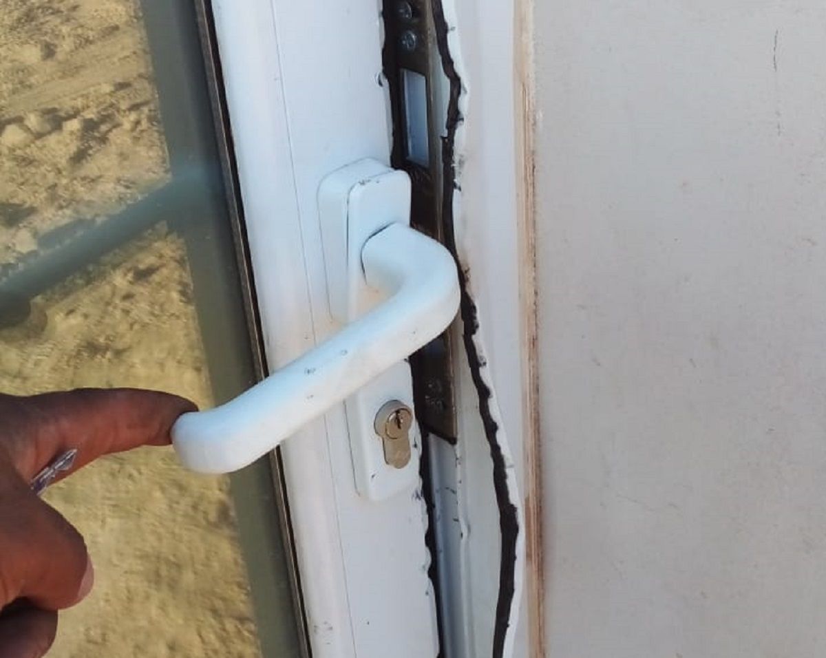Violentaron una de las puertas de ingreso a la vivienda y robaron el cableado eléctrico.