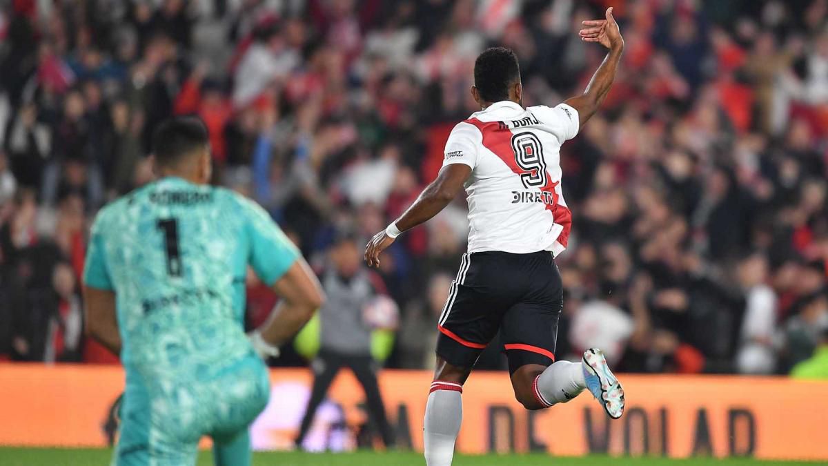 Miguel Borja festeja su gol de penal con el que River venció a Boca en el Más Monumental