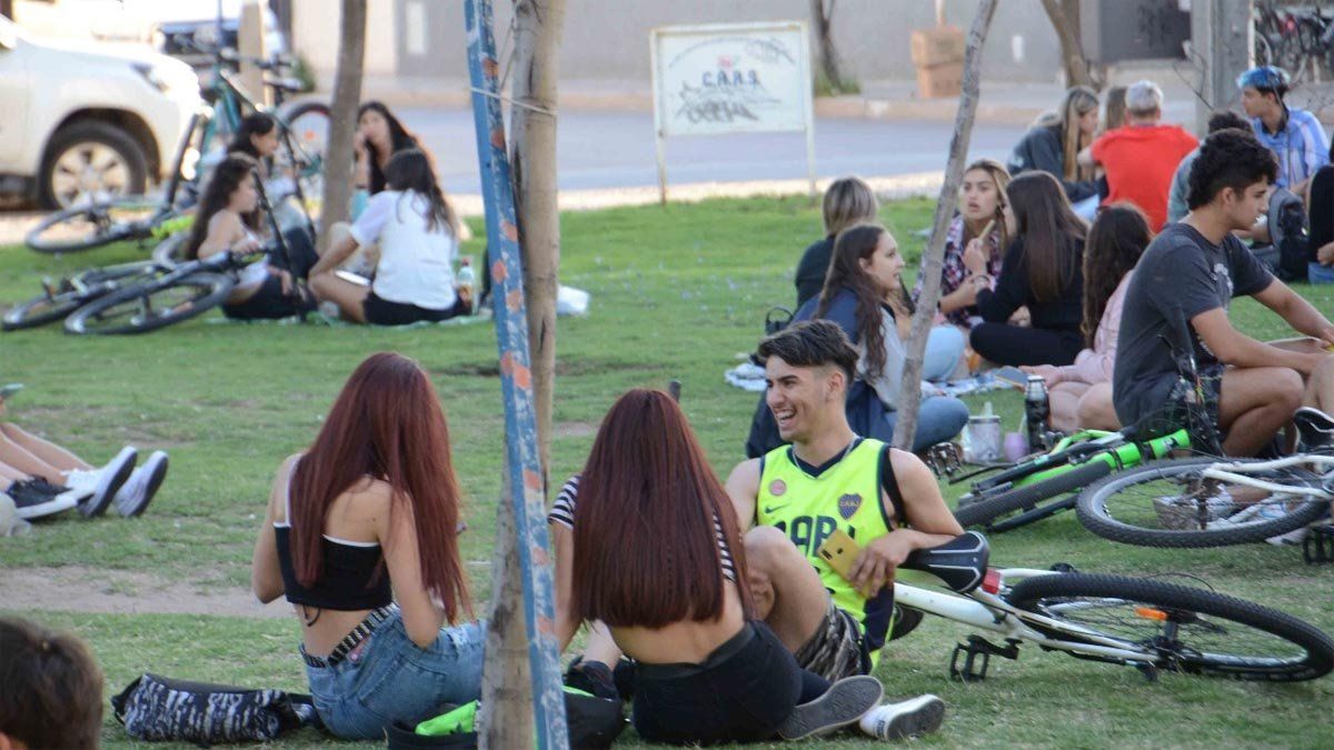 Los jóvenes acudieron a los espacios verdes y disfrutaron de las intervenciones artísticas.