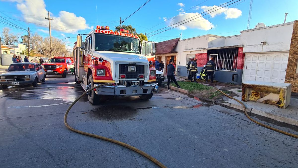 Incendio en una casa de barrio Alberdi: cuatro personas fueron hospitalizadas