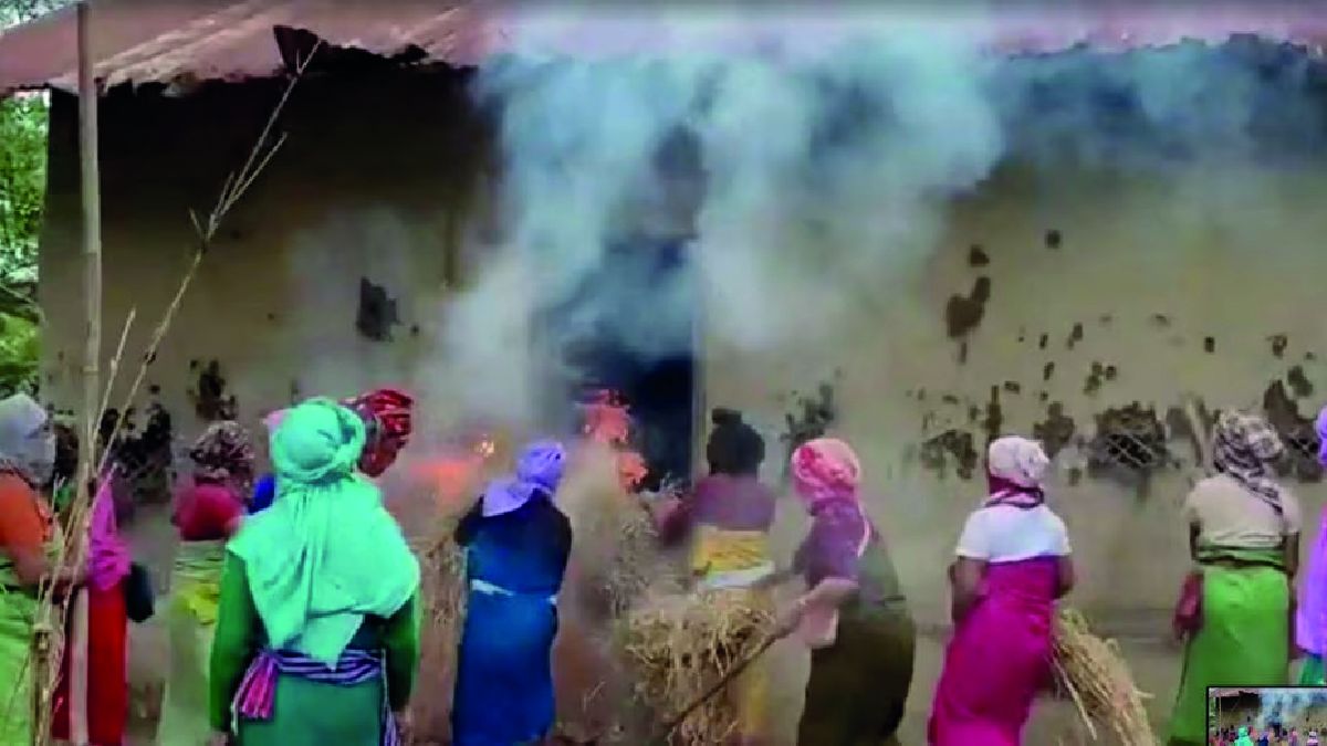 India: Un grupo de mujeres indignadas incendió las casas de cuatro sospechososde haber obligado a dos mujeres a desfilar desnudas por las calles del estado deManipur
