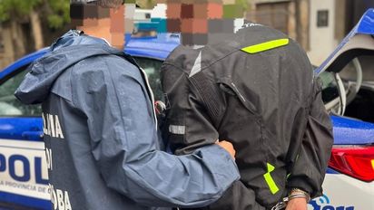 Detuvieron a un hombre por conducción peligrosa tras chocar autos estacionados