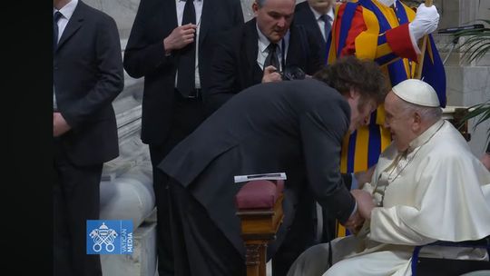 Milei rindió homenaje al papa Francisco desde el Santo Sepulcro y envió una carta al Episcopado
